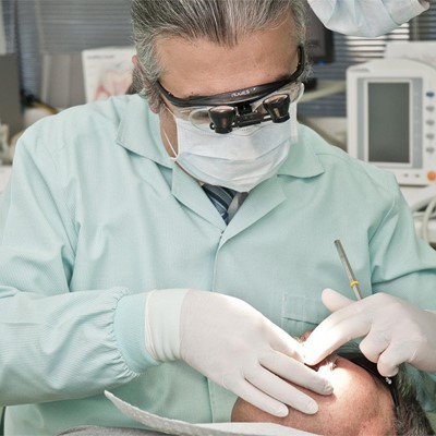 ¿Cómo mantener una óptima higiene dental tras un tratamiento de implantología?