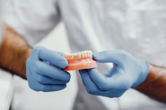 ¿Qué diferencias existen entre los implantes y las prótesis dentales?