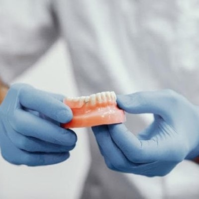 ¿Qué diferencias existen entre los implantes y las prótesis dentales?