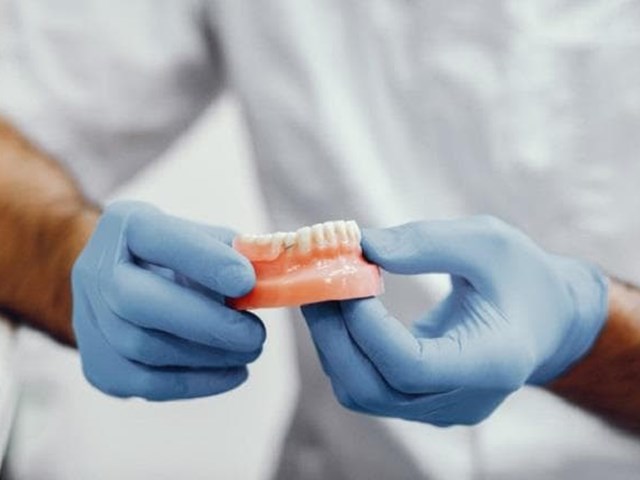 ¿Qué diferencias existen entre los implantes y las prótesis dentales?
