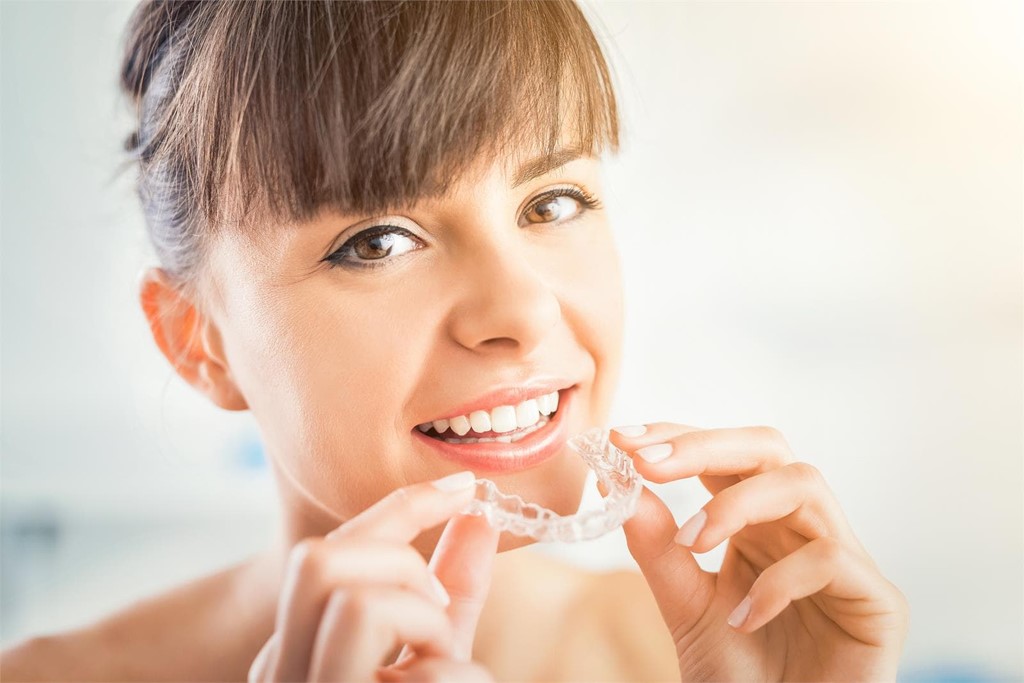 Sonríe y cuida tu dentadura con Invisalign